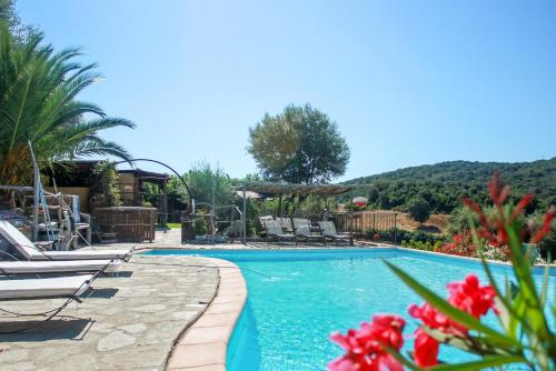 Maison de 2 chambres avec piscine partagee jardin amenage et wifi a Sartene : Maisons de vacances proche de Giuncheto