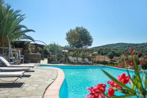 Maison d'une chambre avec piscine partagee jardin amenage et wifi a Sartene : Maisons de vacances proche de Giuncheto