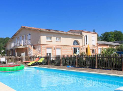 Maison de 2 chambres avec piscine partagee jardin amenage et wifi a Latrape : Maisons de vacances proche de Puydaniel