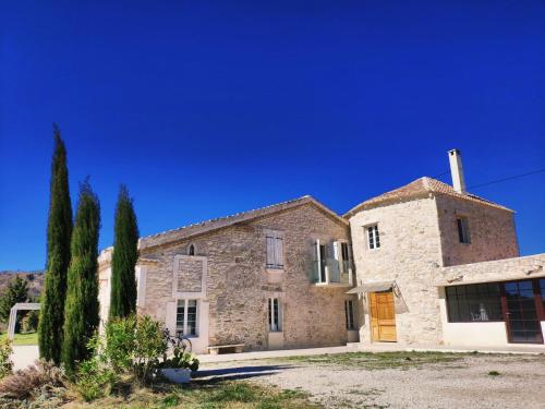 Luxueux 2 pièces 50 m2, calme, terrasse, parking privé, jardin, Pont du Gard 10mn #5 : Maisons d'hotes proche de Saze