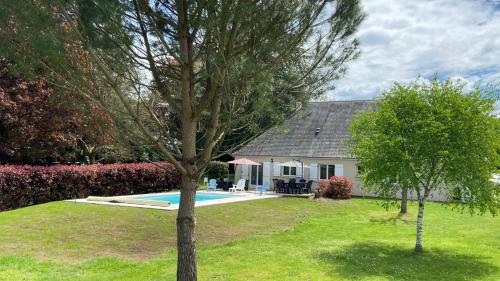 Maison tout confort avec piscine chauffée au bord des rives de la Dordogne : Maisons de vacances proche de La Chapelle-Saint-Géraud