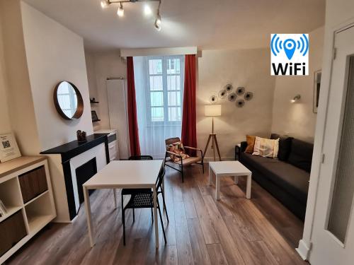 Anémone - studio tout confort en centre ville : Appartements proche de Saint-Georges-de-Luzençon
