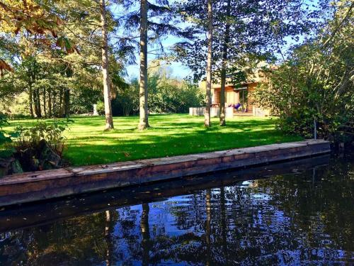 Superbe gîte au bord de l’eau, Marais Audomarois : Maisons de vacances proche de Moulle