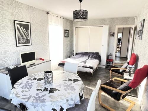 Résidence Montcalm D - Studio pour 2 Personnes 174 : Appartements proche de Viviers-du-Lac