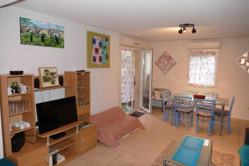 Carcassonne T3 résidentiel rez de jardin piscine, wifi, tennis, fitness : Appartements proche de Villalier