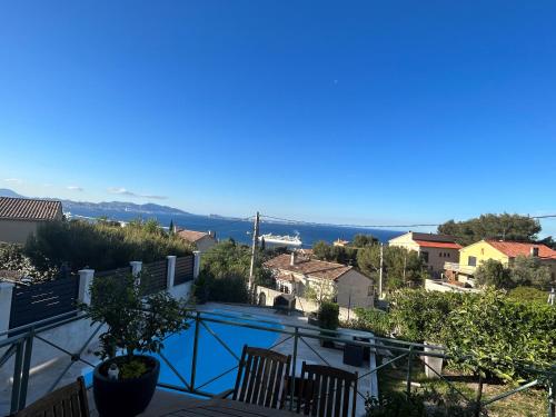 maison vue d'exception (mer et rade de Marseille) avec piscine 8 personness : Villas proche de Septèmes-les-Vallons