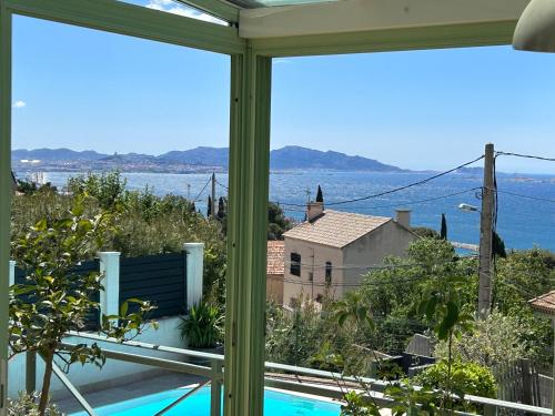 maison entièrement climatisée vue d'exception mer et rade de Marseille avec piscine 8 personnes : Villas proche de Le Rove