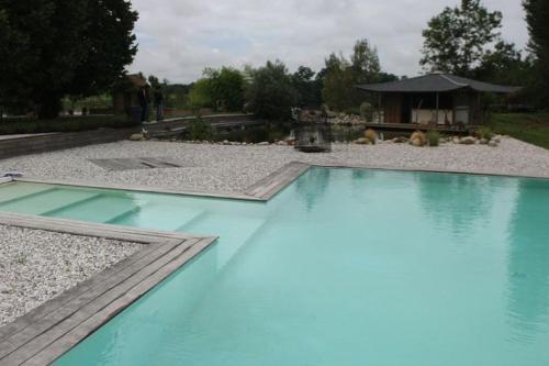 Grand gîte avec piscine MAISON PORT VALADE : Maisons de vacances proche d'Isle-Saint-Georges