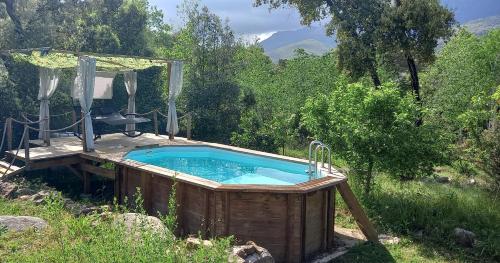 Yourte au calme avec piscine : Tentes de luxe proche de Tavaco