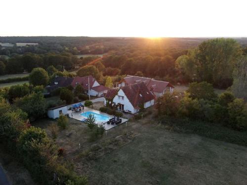 Hameau entier: piscine et discothèque privatives ! : Maisons de vacances proche de Verneuil-sur-Igneraie