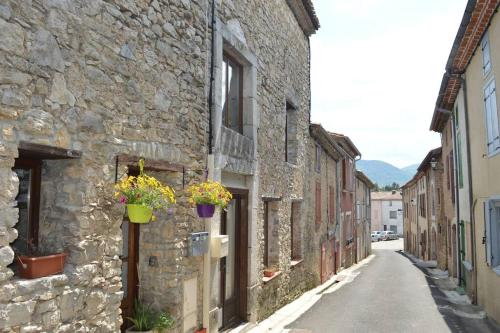 Spacious stone village house in Puivert : Maisons de vacances proche de Belfort-sur-Rebenty