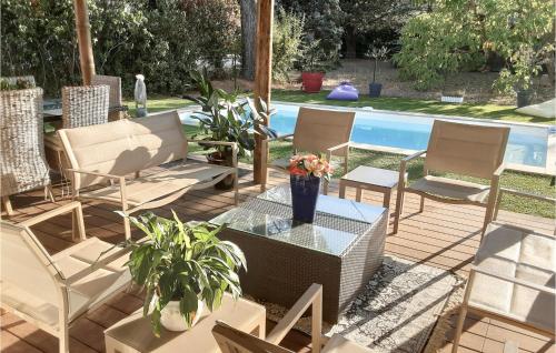 Amazing home in Nans les Pins with Outdoor swimming pool, WiFi and 3 Bedrooms : Maisons de vacances proche de Nans-les-Pins