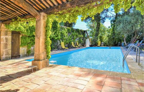 Awesome Home In Sernhac With Outdoor Swimming Pool, Wifi And 3 Bedrooms : Maisons de vacances proche de Bezouce
