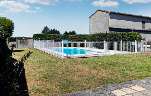 Stunning Home In Saussignac With Outdoor Swimming Pool, Wifi And 3 Bedrooms : Maisons de vacances proche de Loubès-Bernac