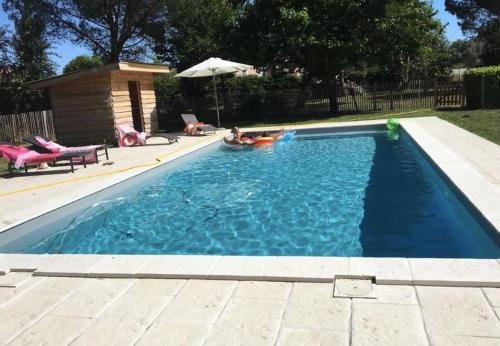 Country house with pool only 10 mins from Bordeaux : Maisons de vacances proche de Saint-Louis-de-Montferrand