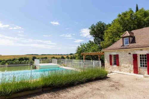 3 bedroom countryside cottage with infinity pool : Maisons de vacances proche de Singleyrac