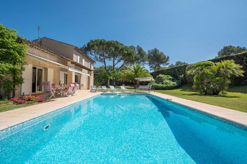 Quiet Family Villa - Private Heated Pool Tennis court : Maisons de vacances proche de Roquefort-les-Pins