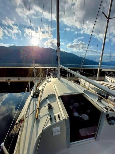 Voilier Sunbeam Yachts 27,5 à quai au Grand Port Aix les Bains : Bateaux-hotels proche de Billième