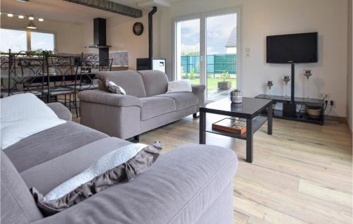 Stunning Home In Gouville-sur-mer With Wifi And 4 Bedrooms : Maisons de vacances proche de Montsurvent