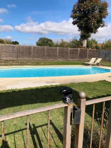 Maison de 2 chambres avec piscine partagee jardin clos et wifi a Saint Palais du Ne : Maisons de vacances proche de Lachaise