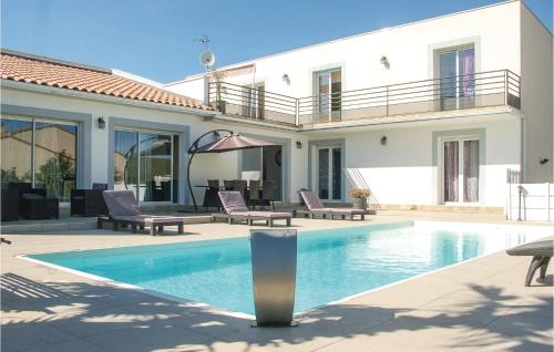 Nice Home In Vailhauques With 4 Bedrooms, Wifi And Outdoor Swimming Pool : Maisons de vacances proche de Murles