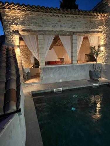 Mas alliant pierre et modernité, piscine, centre Lussan : Villas proche de Lussan