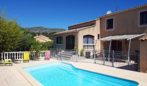 La Châteaude - Chambre entrée indépendante, piscine, petit déjeuner compris : B&B / Chambres d'hotes proche de Roquevaire