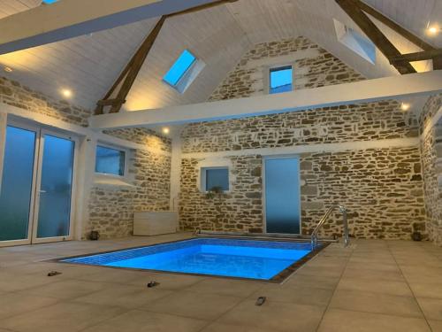 Gîte avec piscine intérieure privée : Maisons de vacances proche de Pouldergat