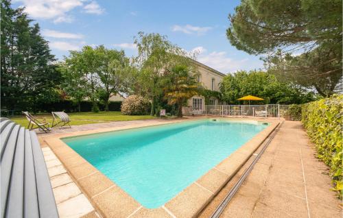 Beautiful Home In Chtellerault With Outdoor Swimming Pool, Wifi And Heated Swimming Pool : Maisons de vacances proche de Dangé-Saint-Romain
