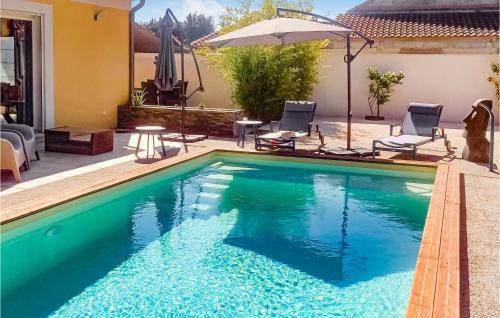 Awesome Home In Sorgues With Outdoor Swimming Pool, Wifi And 3 Bedrooms : Maisons de vacances proche de Châteauneuf-du-Pape