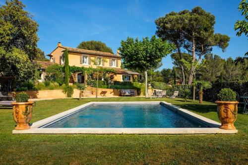 Maison provençale au pied du Luberon avec vue dégagée : Villas proche de Puget