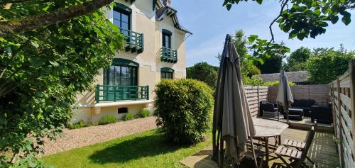Villa Simple Abri : Villas proche de Les Baux-de-Breteuil