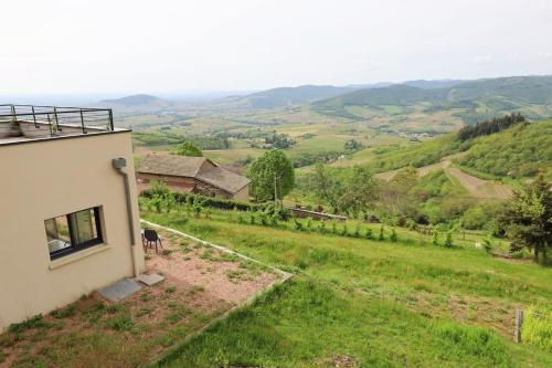 Maison avec vue 180° sur le Beaujolais : Maisons de vacances proche d'Avenas