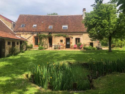 Charmante longère bourguignonne restaurée : Maisons de vacances proche de Coulangeron