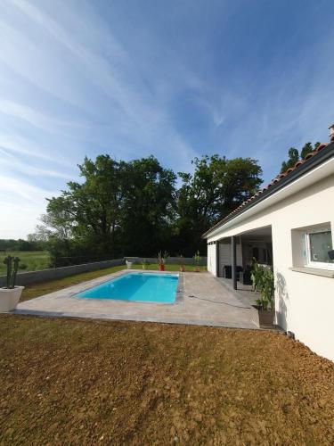Jolie Maison climatisé piscine et jacuzzi : Villas proche de Castex