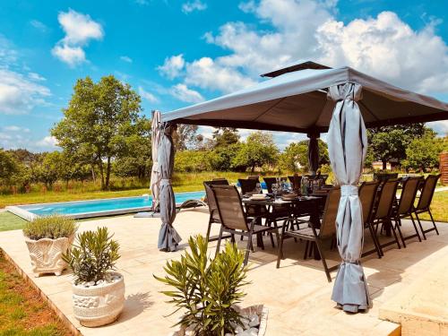 Holiday Home with Private heated 10x4m Salt Water Swimming Pool for up to 12 Guests : Maisons de vacances proche de Soulaures