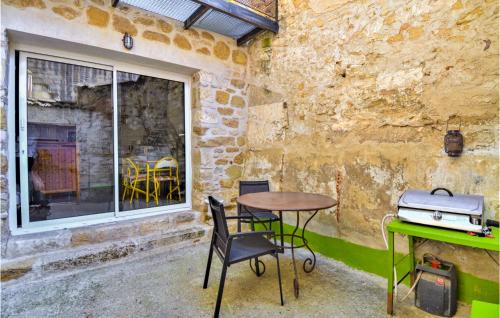 Awesome Home In Villeneuve-les-avignon With Wifi And 1 Bedrooms : Maisons de vacances proche de Villeneuve-lès-Avignon
