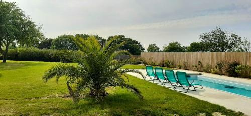 Villa de 4 chambres avec piscine privee jardin clos et wifi a Cricqueville en Bessin a 3 km de la plagea : Villas proche de La Cambe