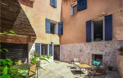Amazing home in Pernes-les-Fontaines with WiFi and 3 Bedrooms : Maisons de vacances proche de La Roque-sur-Pernes