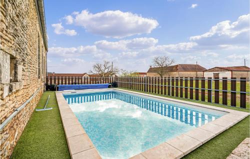 Beautiful Home In Bragelogne-beauvoir With Outdoor Swimming Pool, 4 Bedrooms And Heated Swimming Pool : Maisons de vacances proche d'Arrelles