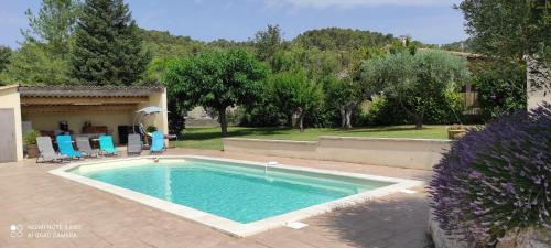 Villa pour 8 personnes avec piscine au pied du Luberon : Maisons de vacances proche de Saint-Estève-Janson