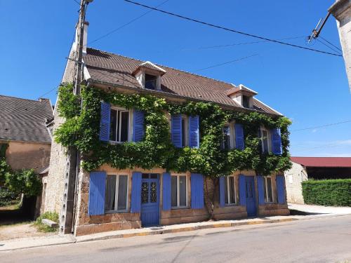 Saint-laurent, Spacieux, Agreable Pres De Vezelay : Maisons de vacances proche de Lichères-sur-Yonne