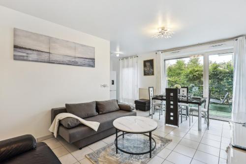 Chic apart with terrace and parking : Appartements proche de Janvry