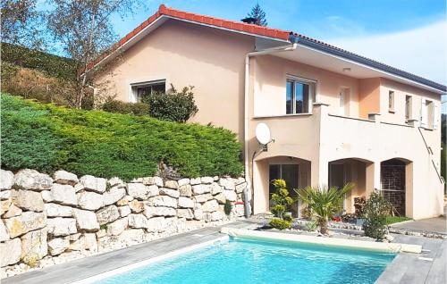 Nice home in La Valla en Gier with Outdoor swimming pool, WiFi and 3 Bedrooms : Maisons de vacances proche de La Valla-en-Gier