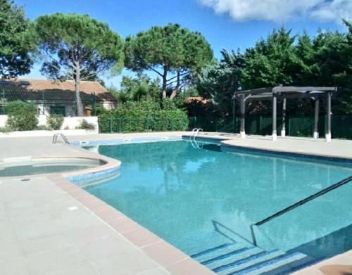 Maisonnette 2 chambres jardin piscine : Maisons de vacances proche de Forcalqueiret