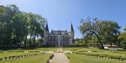 Château Belle Epoque - Chambres d'Hôtes & Gîtes : B&B / Chambres d'hotes proche de Saint-Michel-Escalus