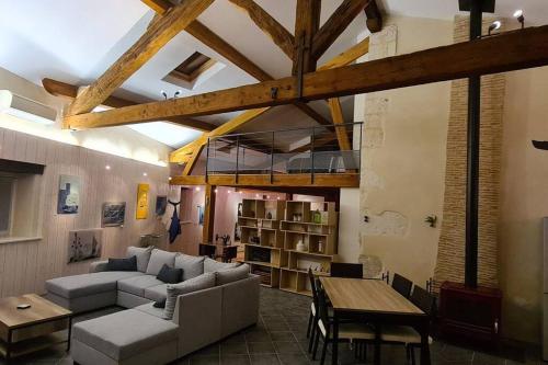 Loft en duplex dans maison médiévale, 12eme siècle : Maisons de vacances proche de Saint-Quentin-du-Dropt
