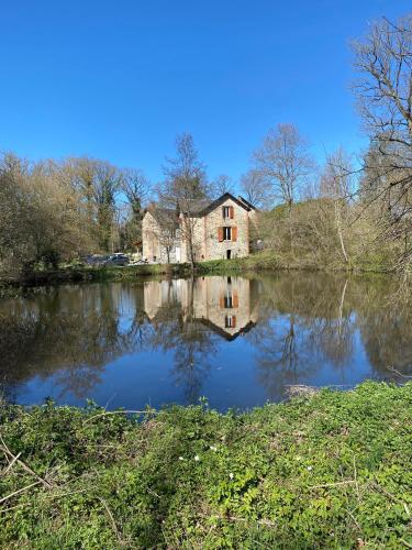 Moulin de Verneiges gîte de charme et salle multiculturelle en option : Maisons de vacances proche de Saint-Silvain-sous-Toulx