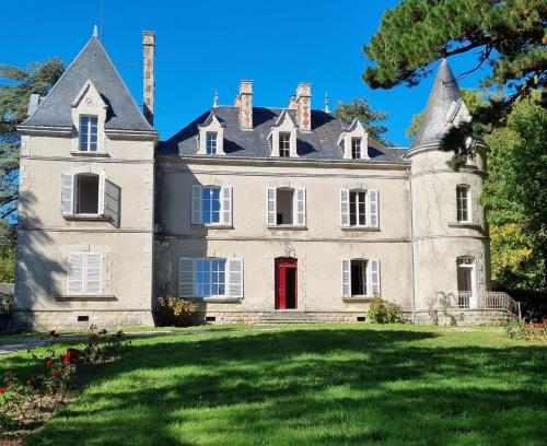 Chambres d'hôtes Château de Saint Etienne du Bois : B&B / Chambres d'hotes proche de Grand'Landes