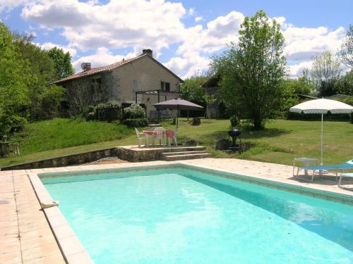 Totally Secluded Stone Cottage with Private Pool, 2 acres of Garden and Woodland : Maisons de vacances proche de Saint-Julien-de-Bourdeilles